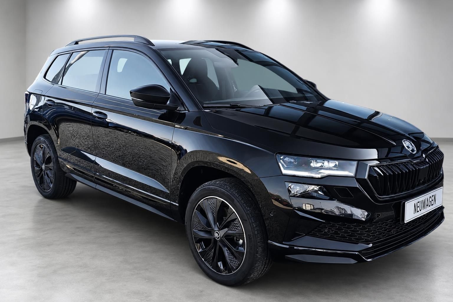 Skoda Karoq schwarz Frontansicht seitlich Neuwagen