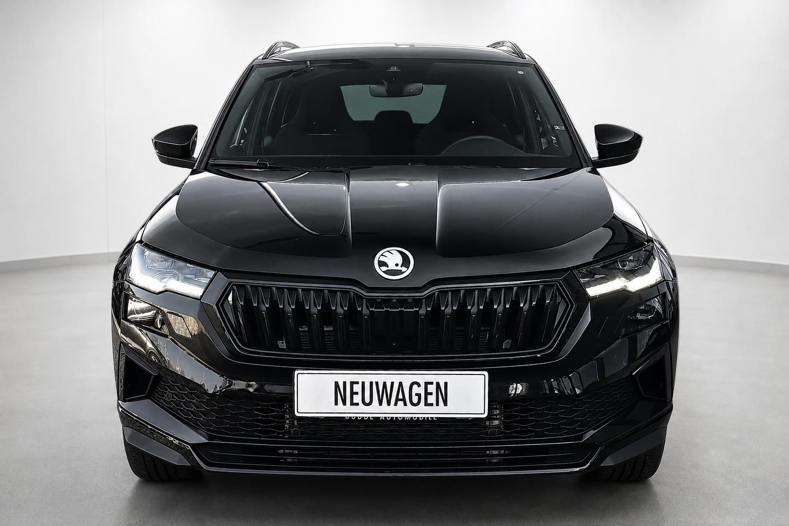 Skoda Karoq schwarz Frontansicht Neuwagen im Studio