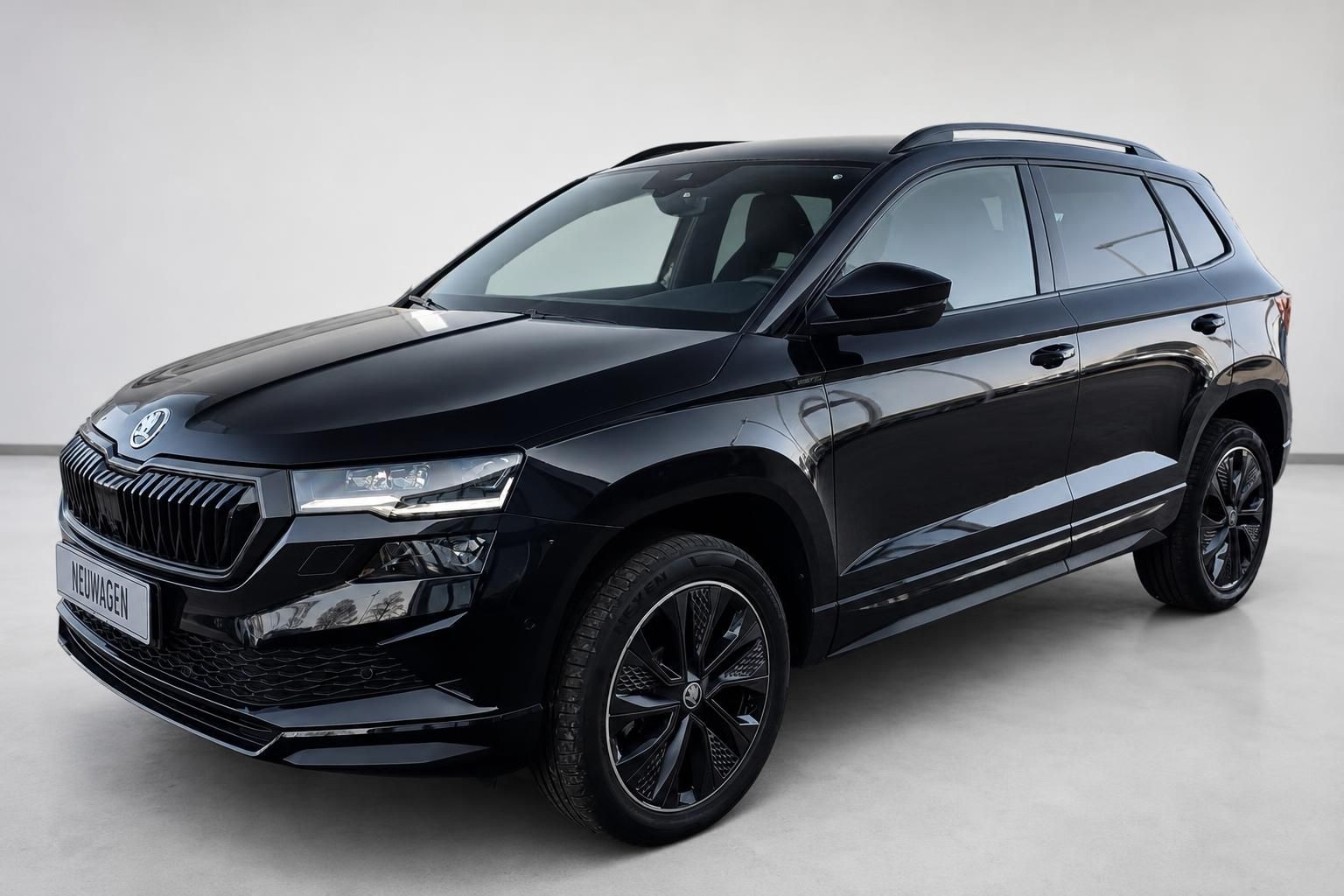 Skoda Karoq schwarz Frontansicht schraeg Neuwagen SUV