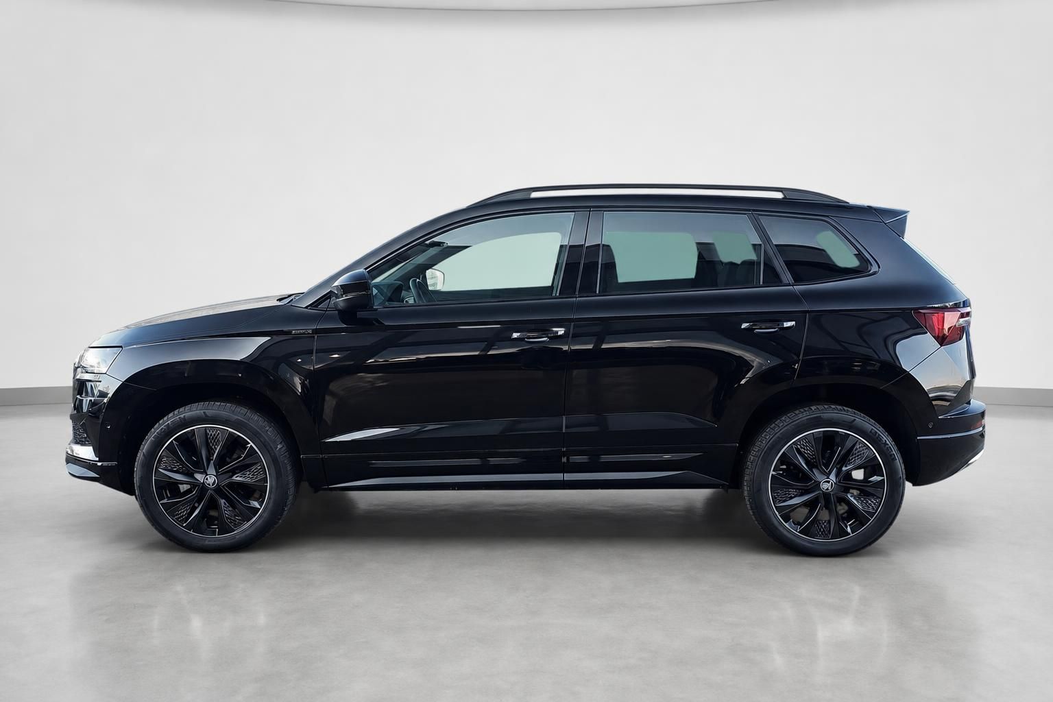 Skoda Karoq schwarz Seitenansicht SUV mit Alufelgen
