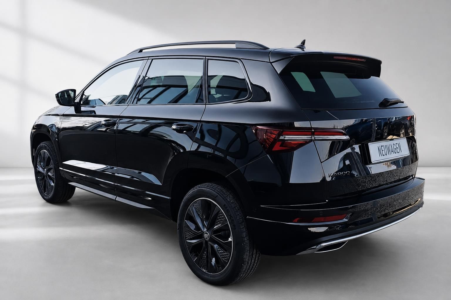Skoda Karoq schwarz Heckansicht seitlich Neuwagen