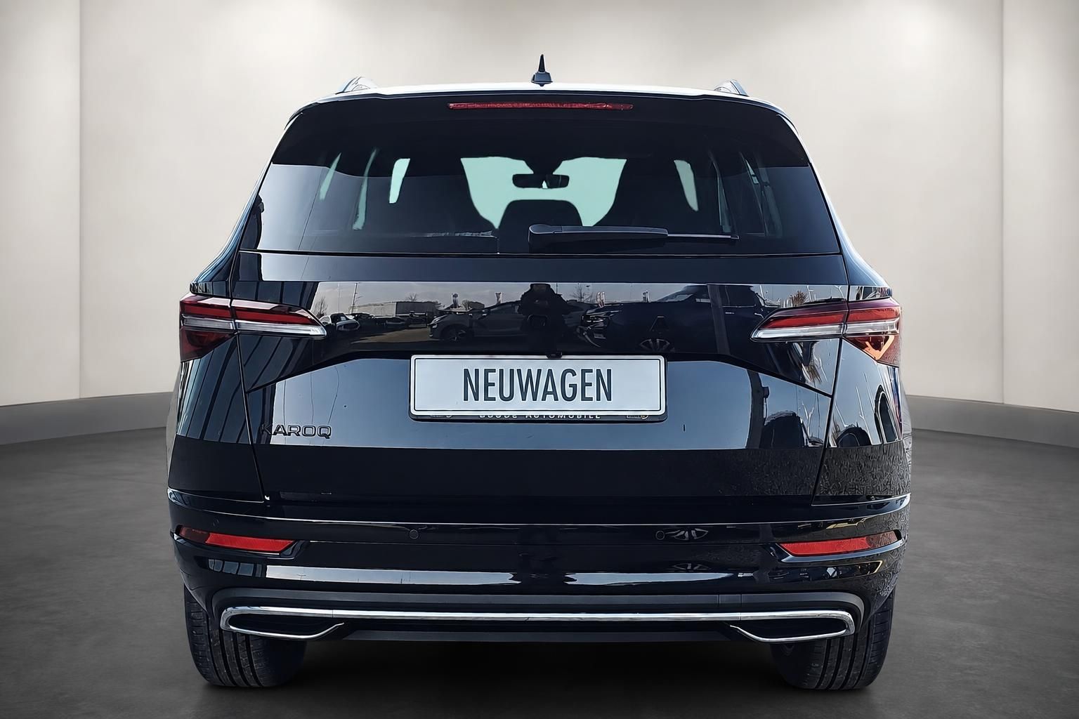 Skoda Karoq schwarz Heckansicht Neuwagen mit Kennzeichen