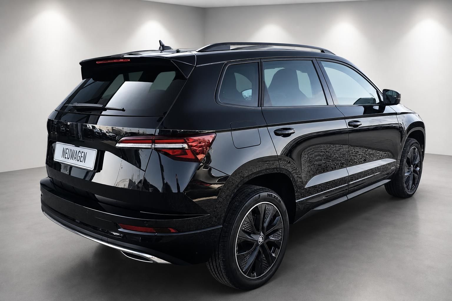 Skoda Karoq schwarz Heck seitlich SUV Neuwagen Ansicht