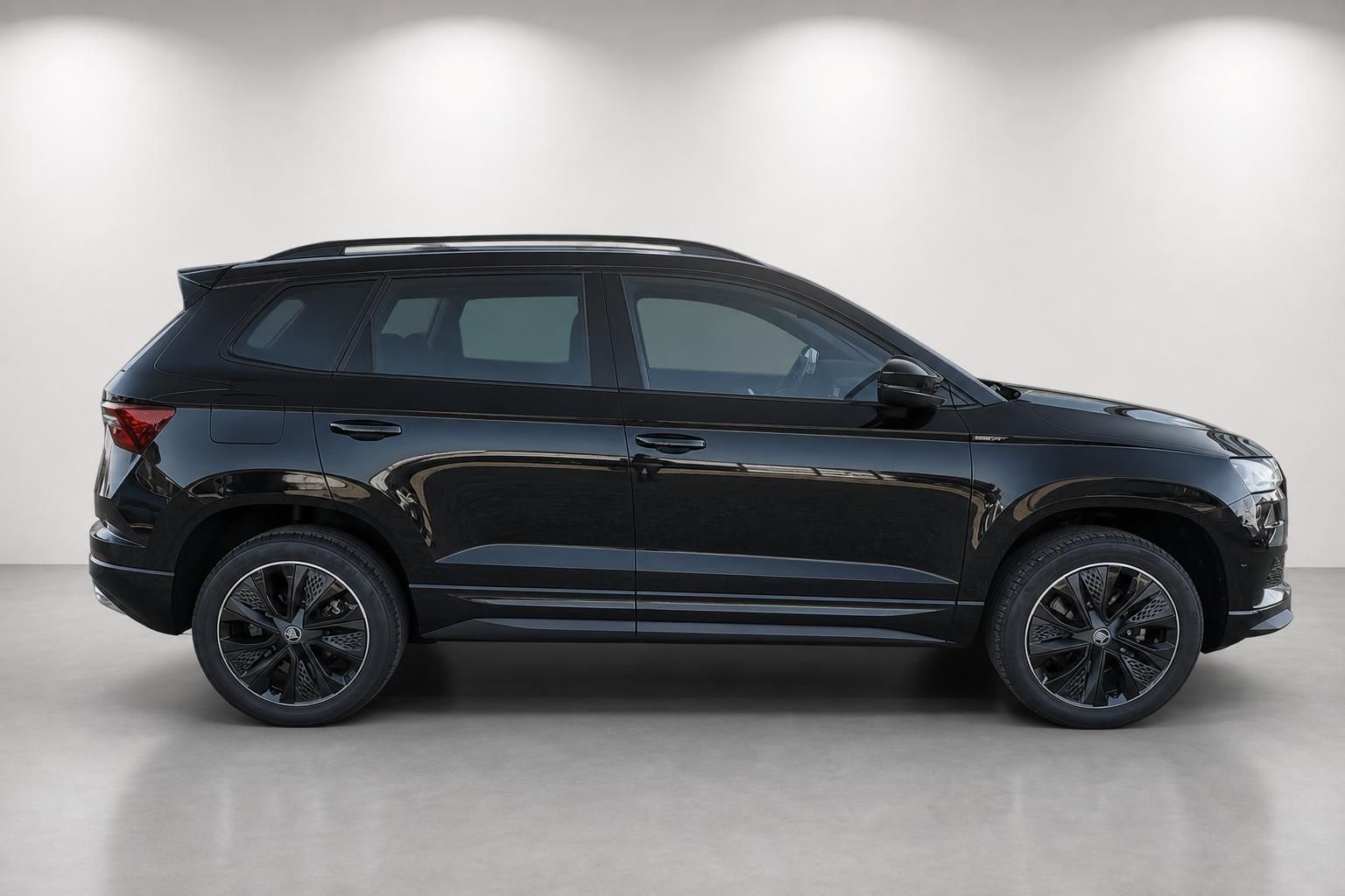 Skoda Karoq schwarz SUV Seitenansicht mit Sportfelgen
