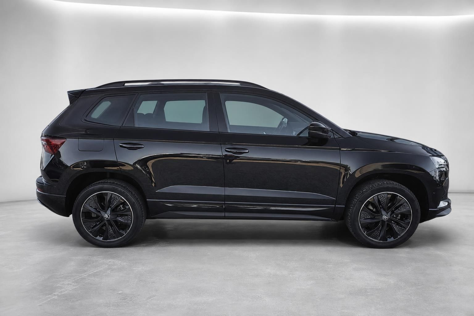 Skoda Karoq schwarz Seitenansicht SUV Neuwagen Studio