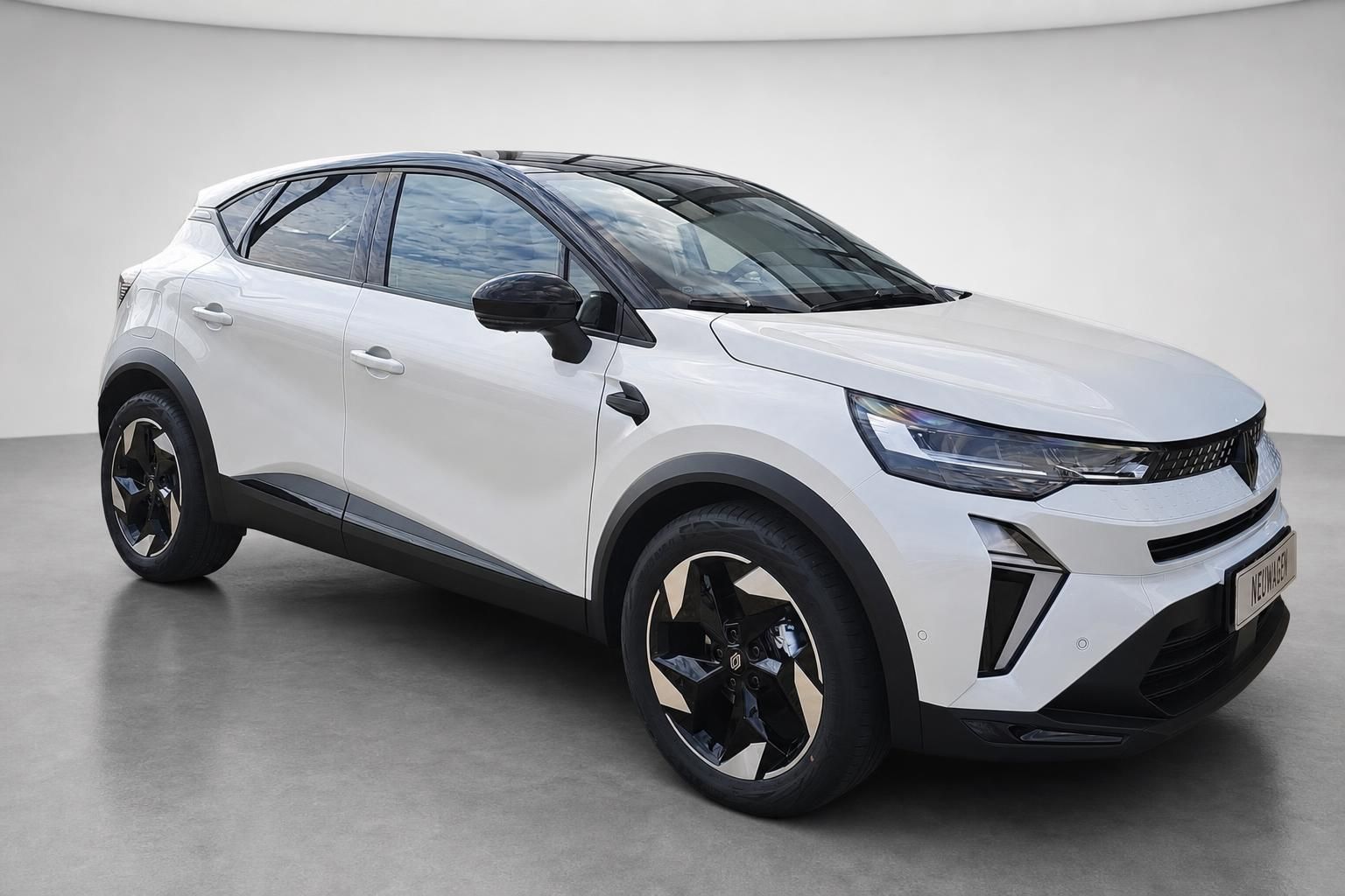 Renault Captur weiss Frontansicht schraeg im Studio