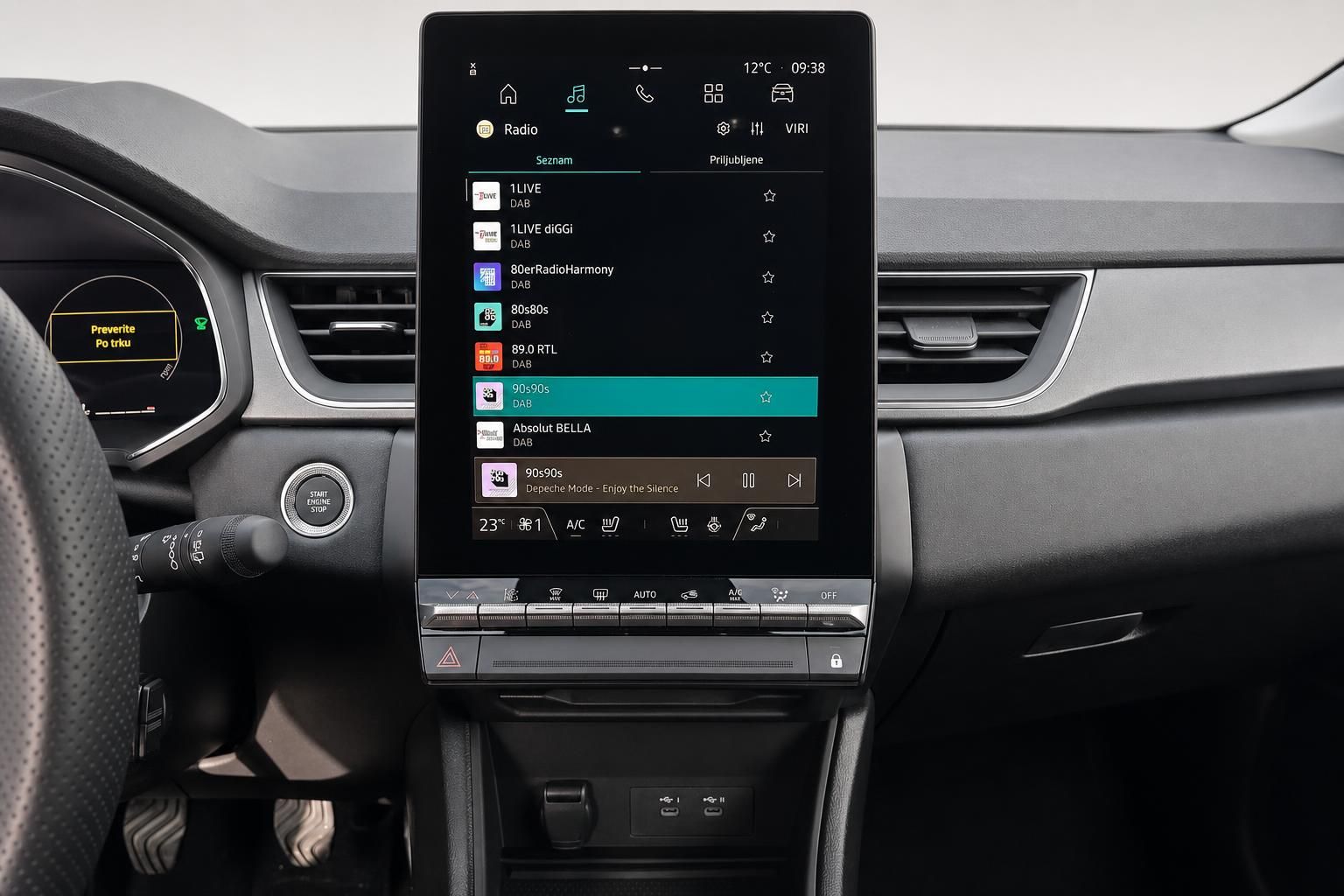 Infotainment Touchscreen mit Radiofunktion im Fahrzeugcockpit