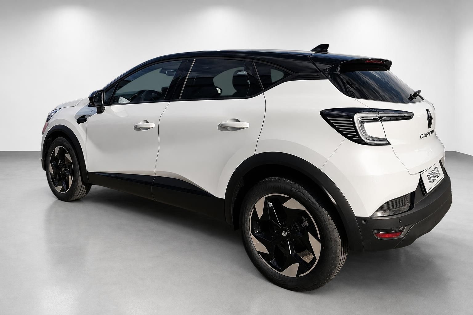 Renault Captur weiß, Heckansicht schräg von hinten im Studio