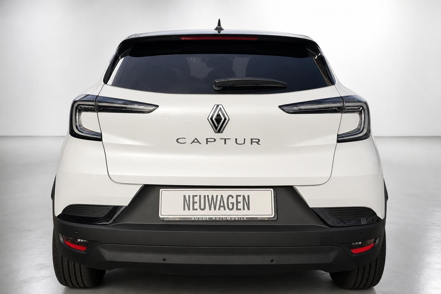 Renault Captur Neuwagen weiß, Heckansicht im Studio