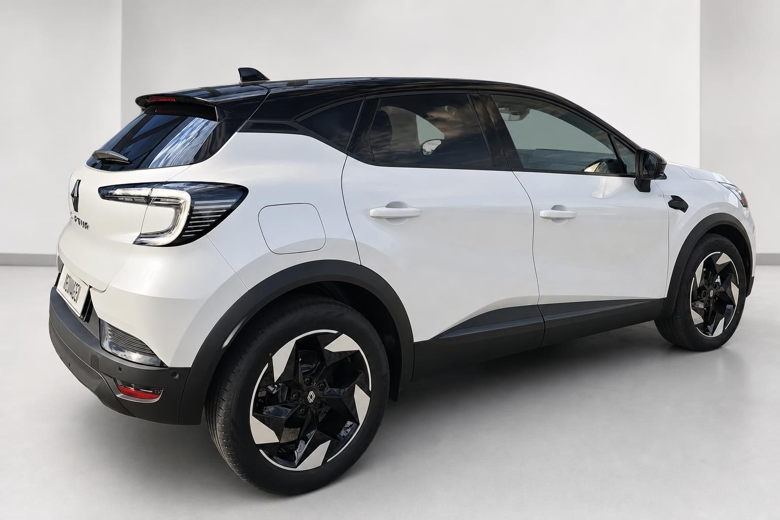 Renault Captur weiss Heckansicht seitlich im Studio