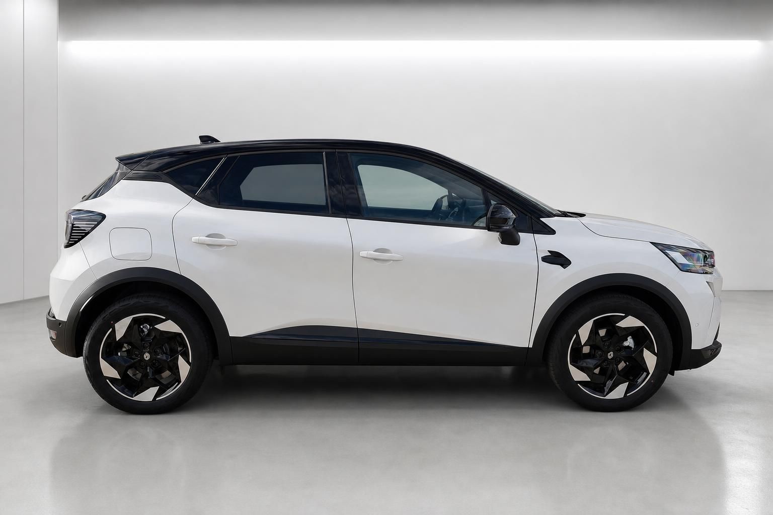 Renault Captur weiss Seitenansicht im hellen Studio