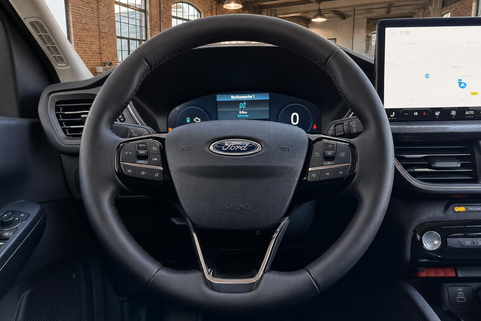 Ford Lenkrad Nahaufnahme mit Bedientasten und Bordcomputer Anzeige