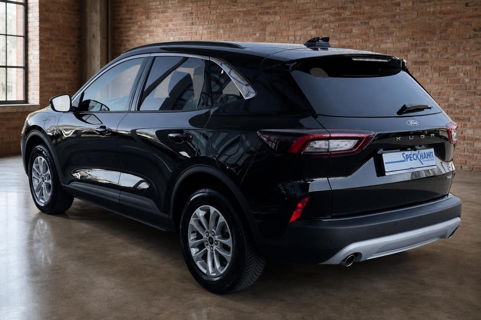 Ford Kuga schwarz Heckansicht seitlich in Showroom