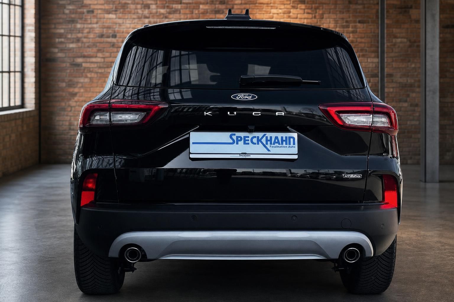 Ford Kuga Hybrid schwarz Heckansicht frontal fotografiert