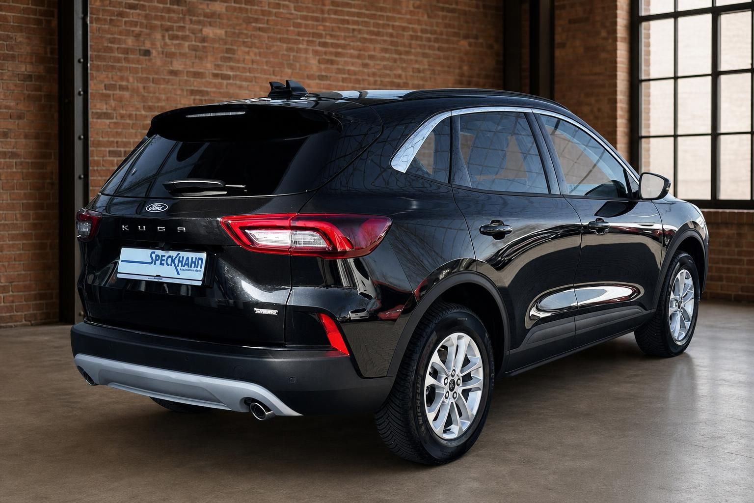 Ford Kuga Hybrid schwarz Heck seitliche Ansicht Showroom