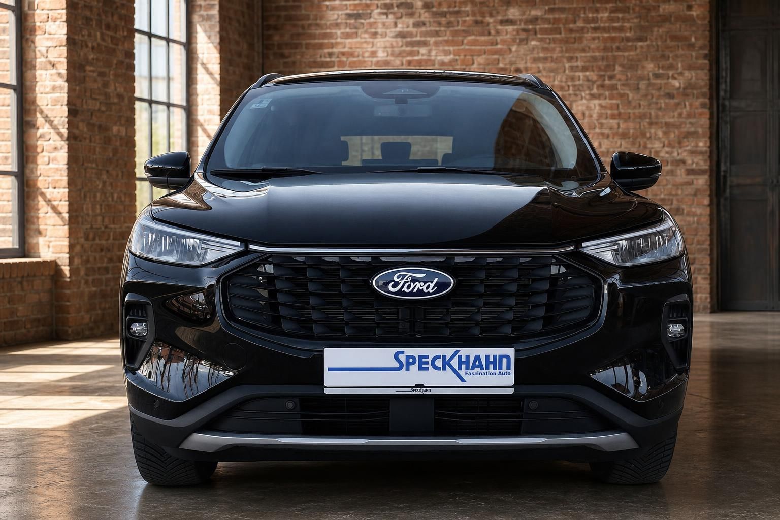 Ford SUV schwarz Frontansicht mit Kuehlergrill und Ford Logo im Autohaus