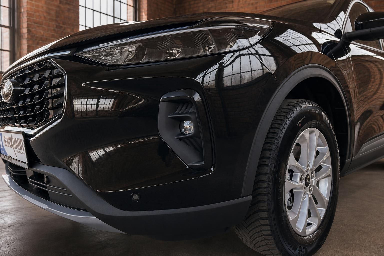 Ford SUV schwarz Frontpartie Detail Scheinwerfer und Felge Nahaufnahme