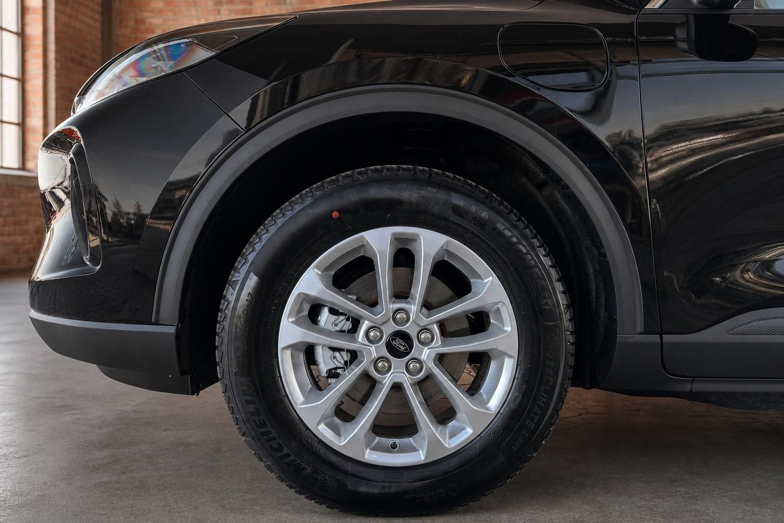 Ford SUV schwarz Detailansicht Felge und Reifen mit Michelin Bereifung