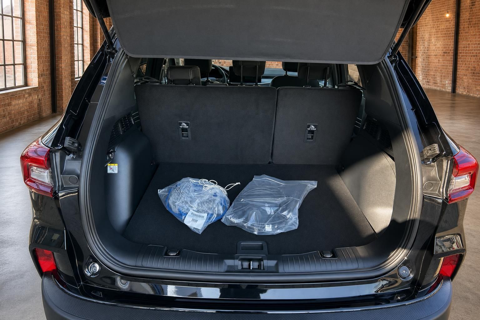 Ford SUV Kofferraum geoeffnet mit Zubehoer und umklappbarer Rueckbank