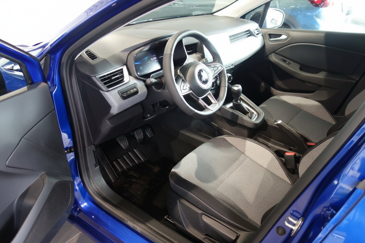 Fahrzeuginnenraum mit schwarzem Lenkrad, Schaltgetriebe und grauen Stoffsitzen in blauem PKW