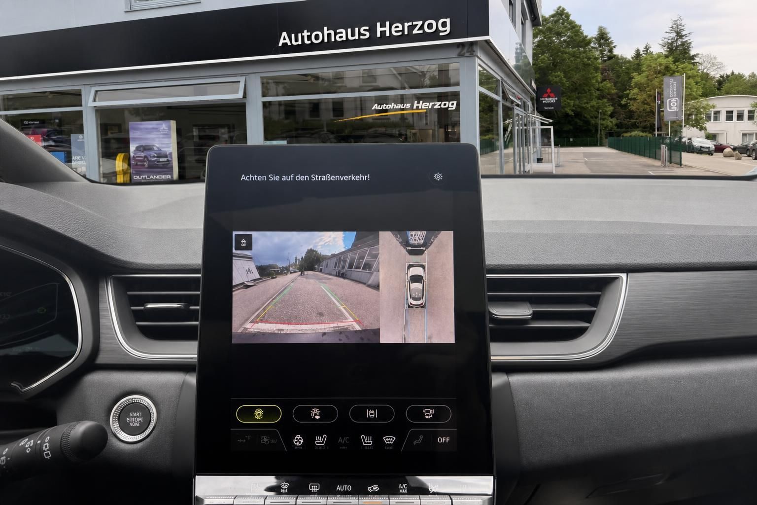 Fahrzeug Innenraum mit Touchscreen Display und Rückfahrkamera - Cockpit Ansicht