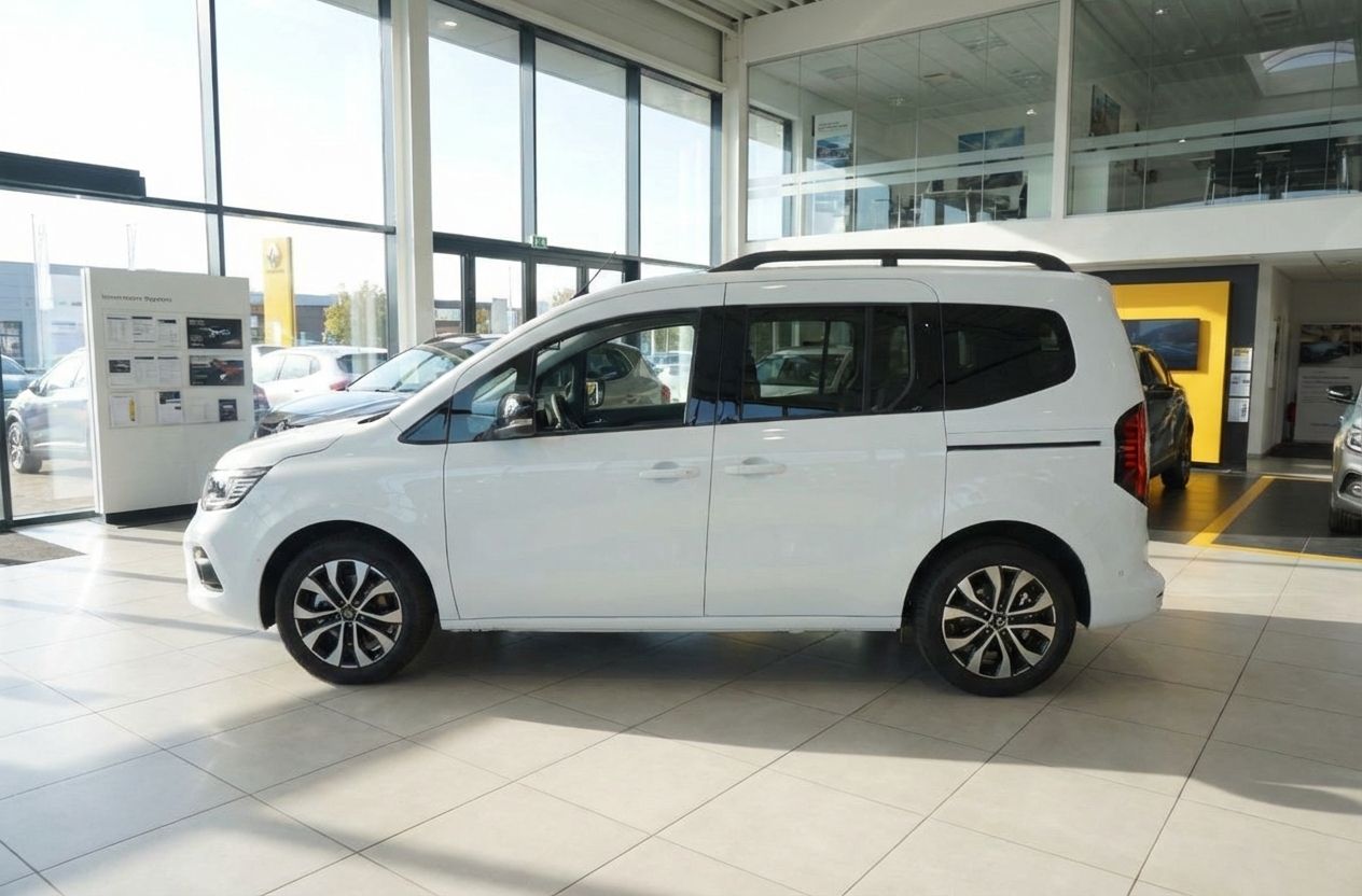 Weißer Renault Kangoo Großraumvan in Autohaus-Ausstellungsraum, Seitenansicht