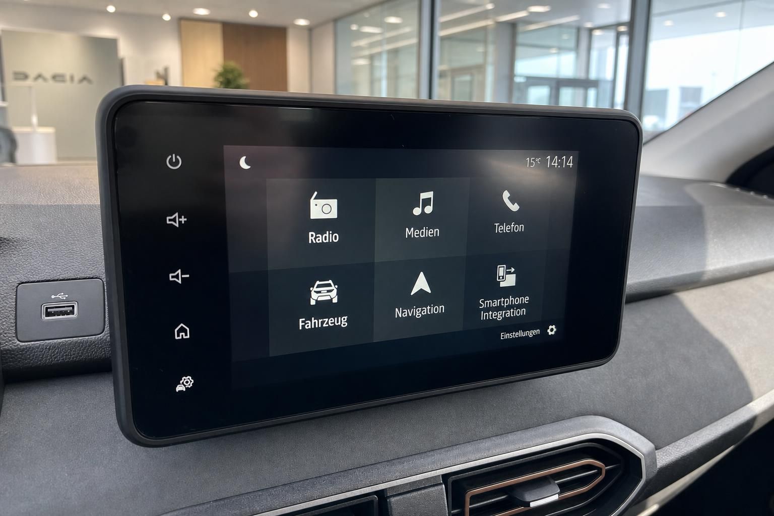 Dacia Touchscreen-Infotainment mit Navigation, Radio und Smartphone-Integration im Autohaus