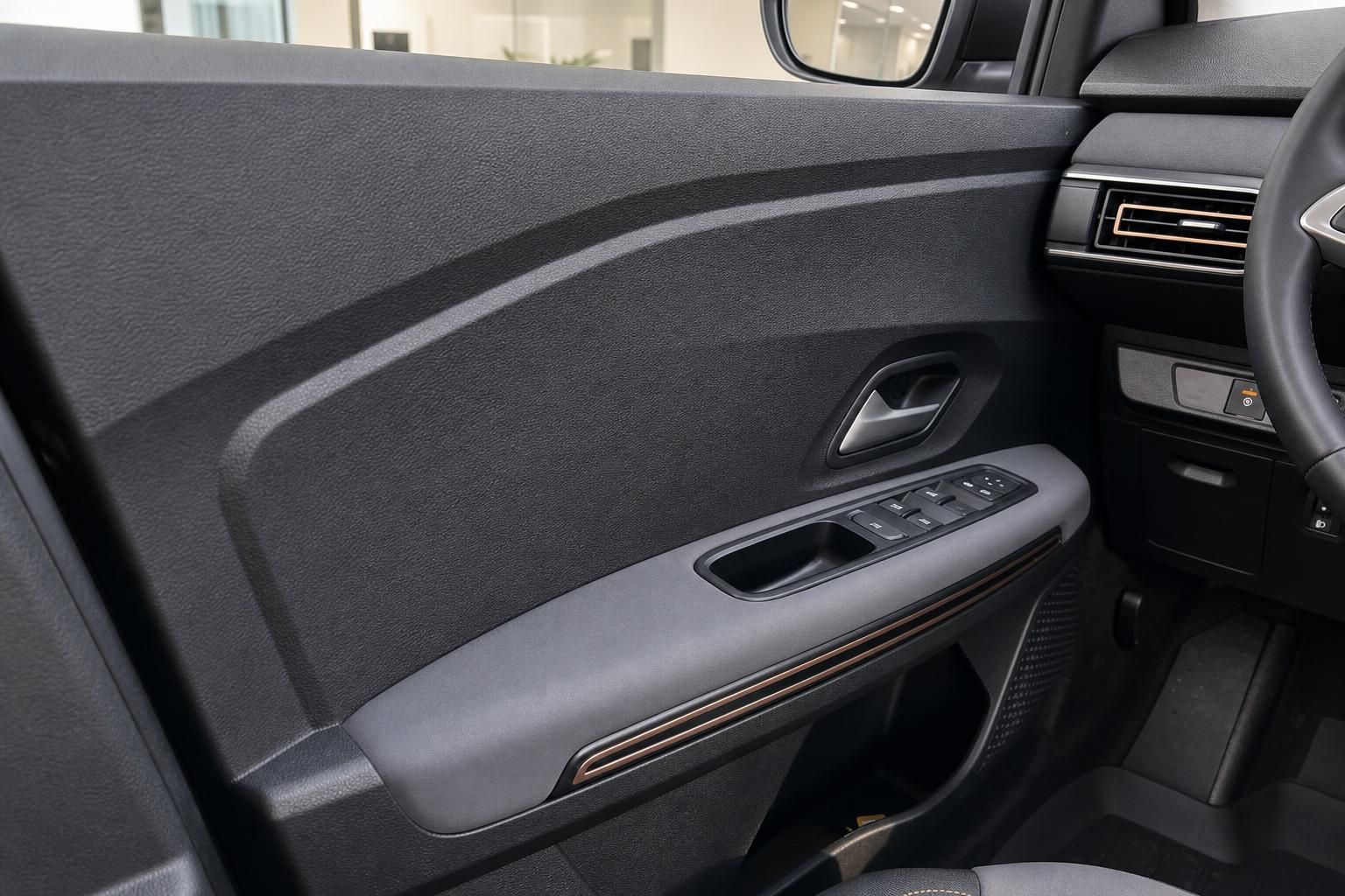 Dacia Fahrertür Innenverkleidung mit Fensterheber, Türgriff und kupferfarbenem Dekorstreifen