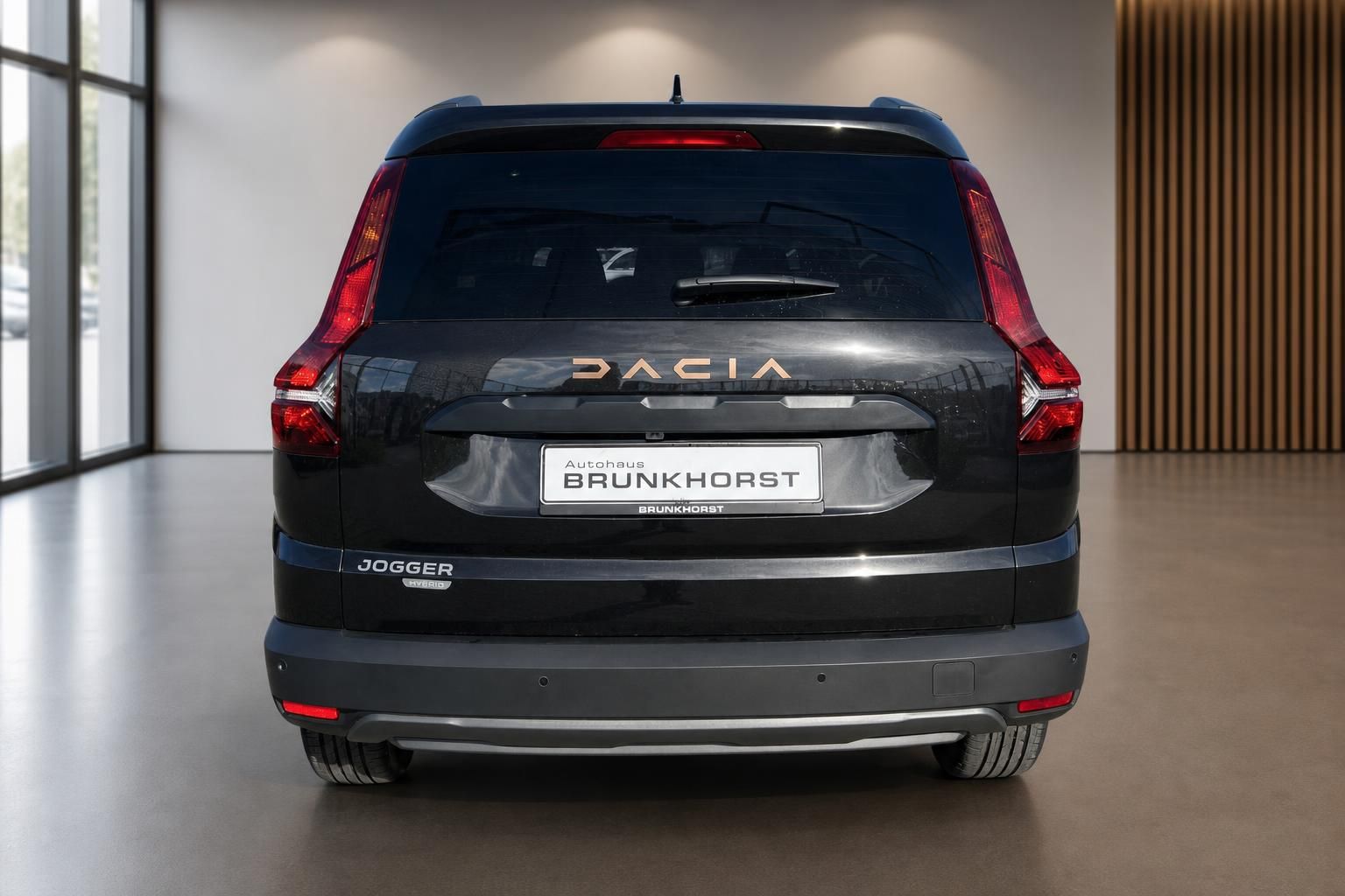 Dacia Jogger Hybrid schwarz Heckansicht im Showroom Autohaus Brunkhorst