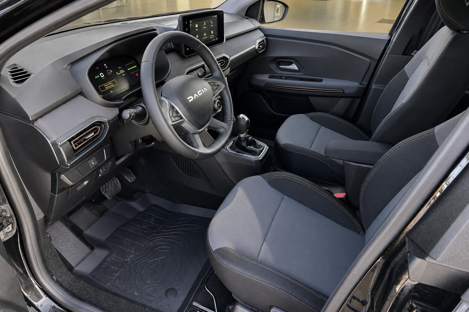 Dacia Jogger Hybrid Innenraum Fahrerseite mit Lenkrad Cockpit und Vordersitzen