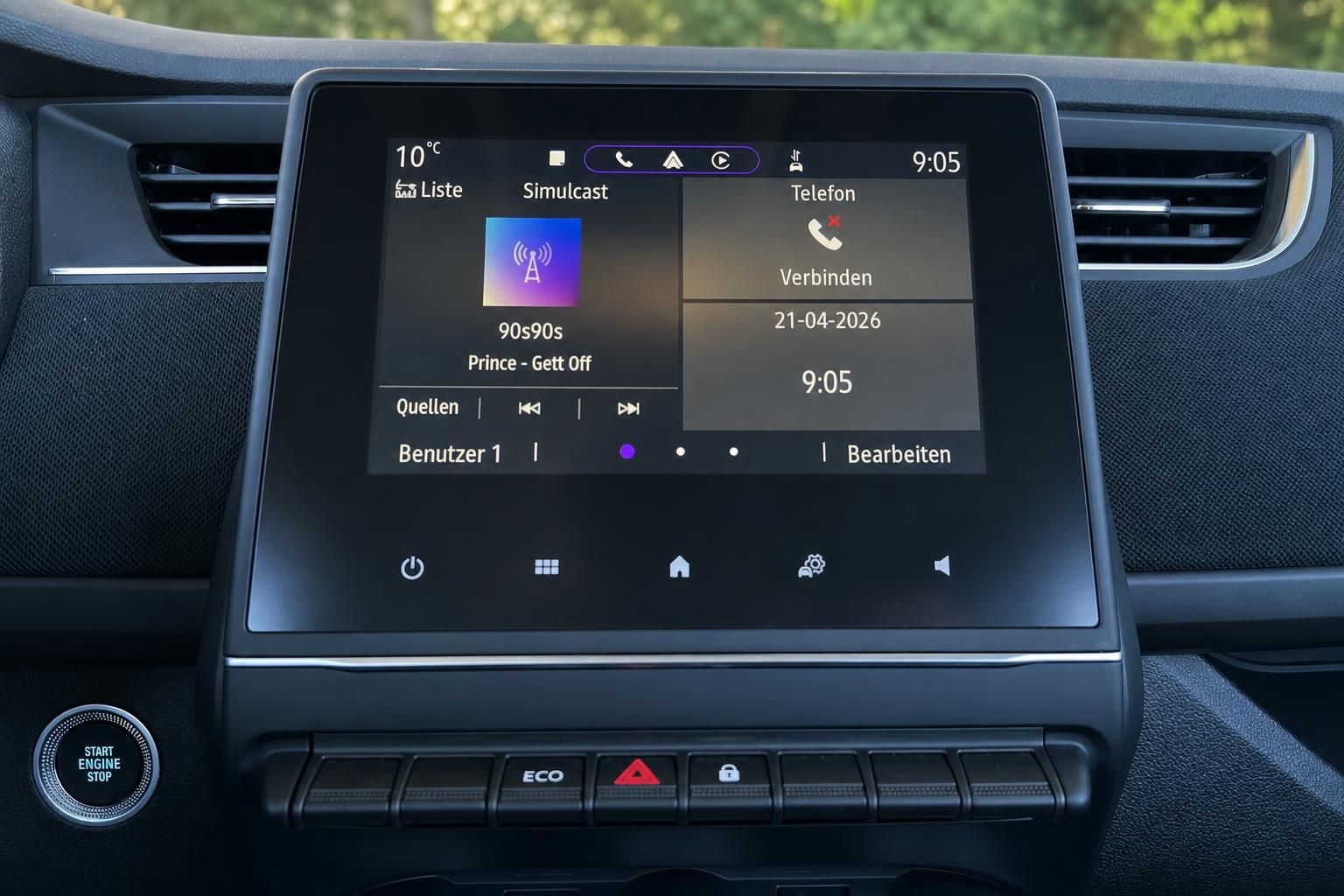 Renault Infotainment-Display mit Radio und Telefon-Funktionen im Fahrzeug-Cockpit