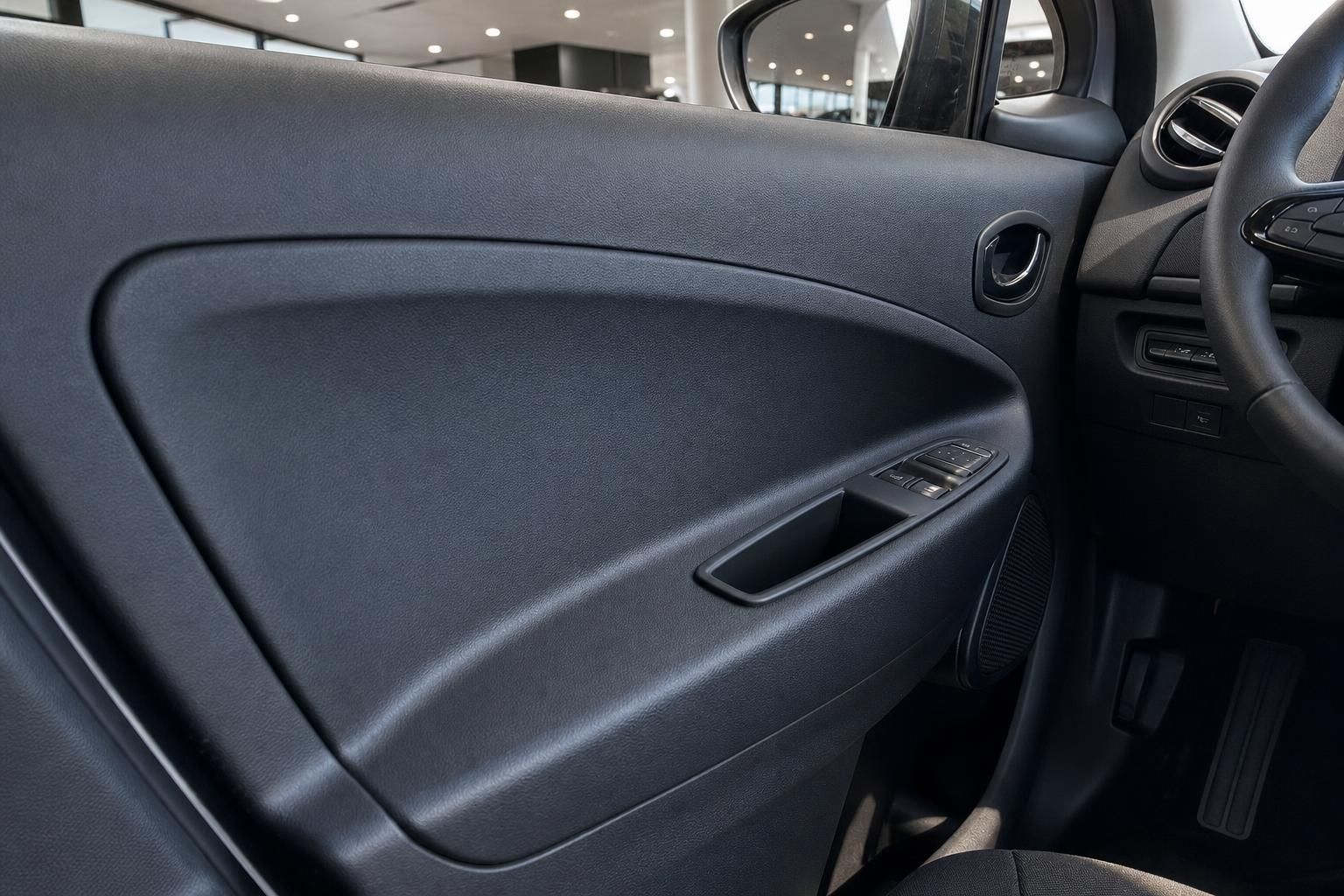 Renault Fahrzeug Türverkleidung und Fensterheber im schwarzen Innenraum