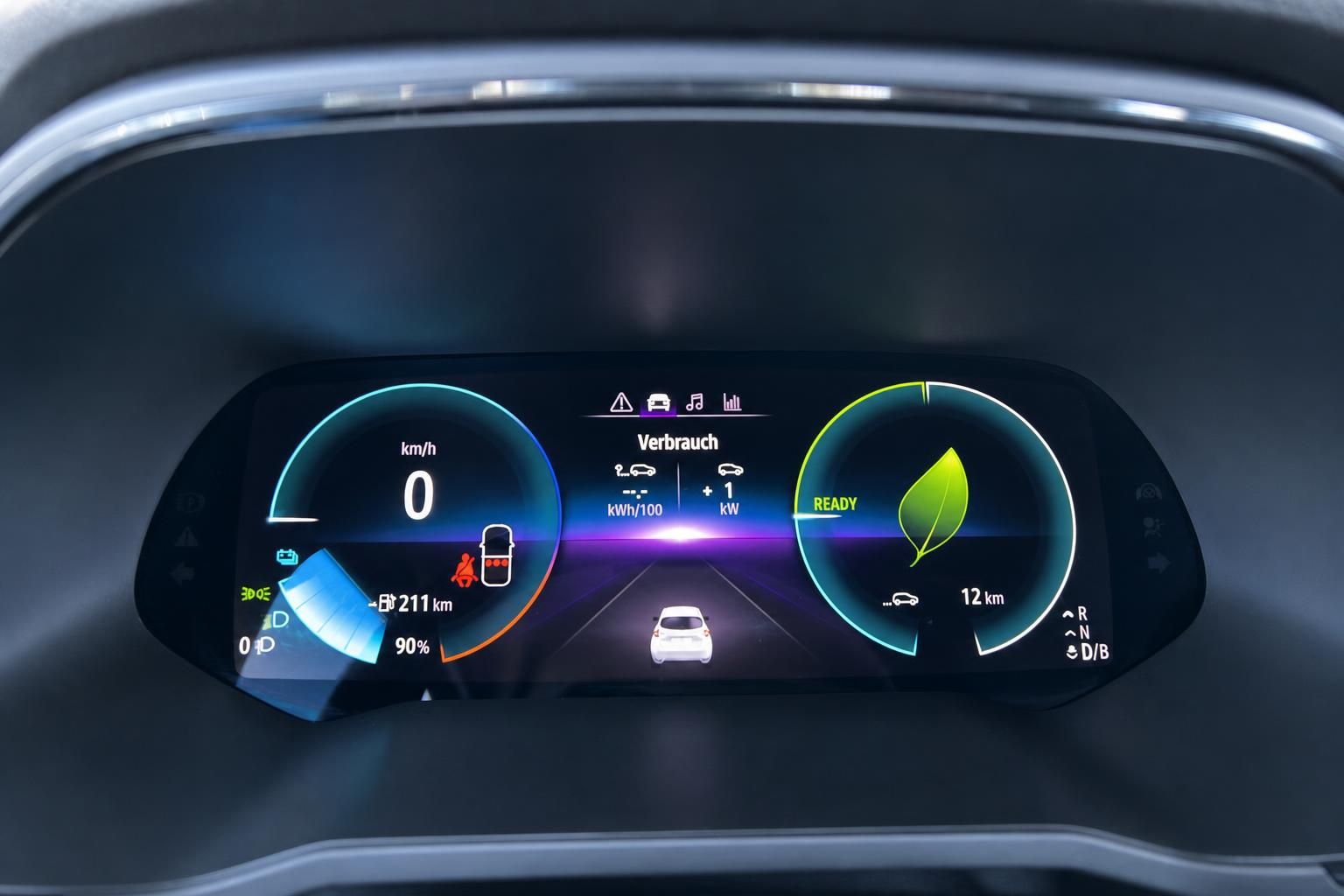 Digitales Armaturenbrett eines Elektrofahrzeugs mit Verbrauchsanzeige und Reichweiteninformationen