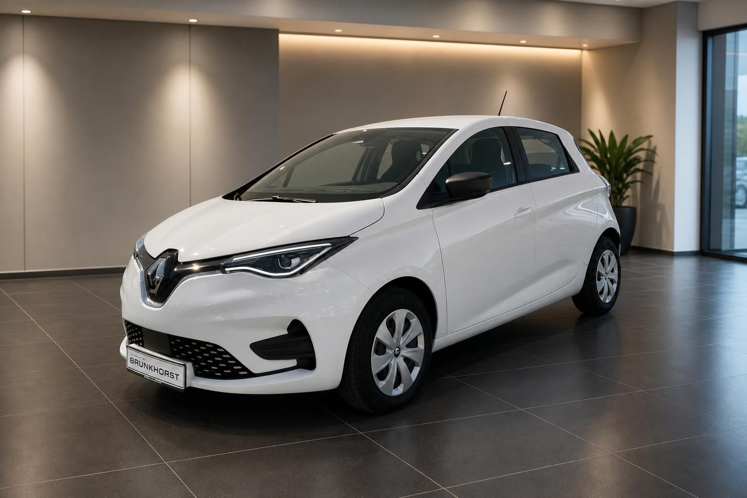 Renault ZOE Elektroauto in weiß - Seitenansicht im modernen Autohaus-Showroom