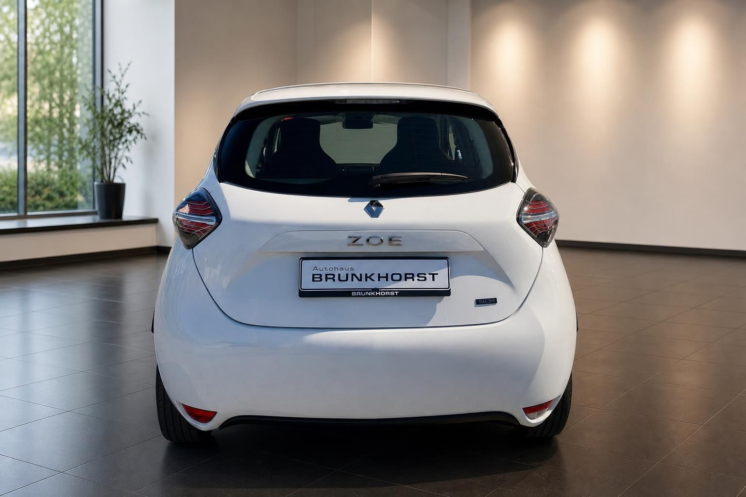 Renault ZOE weiß - Heckansicht mit ZOE Schriftzug und Autohaus Brunkhorst Kennzeichen
