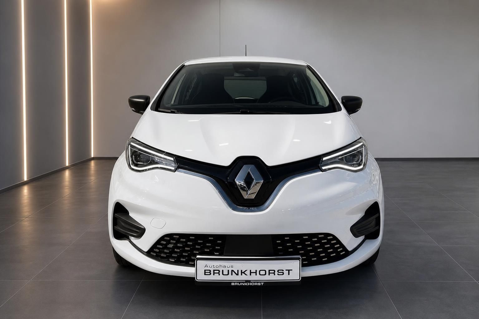 Renault ZOE Elektrofahrzeug in weiß - Frontansicht mit LED-Scheinwerfern und Renault-Logo
