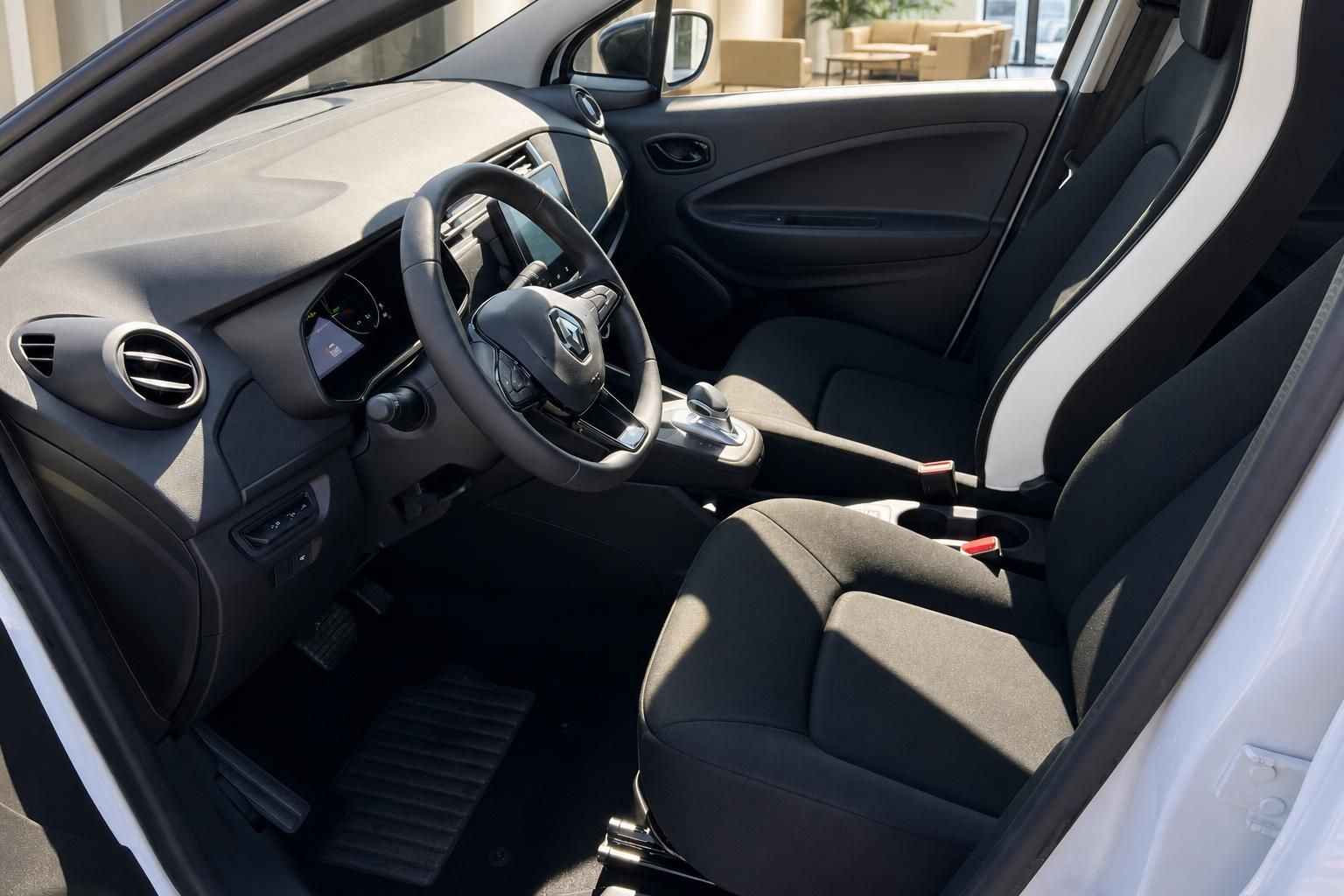 Renault ZOE Innenraum - Fahrersitz mit Lenkrad, Armaturenbrett und schwarzer Stoffausstattung