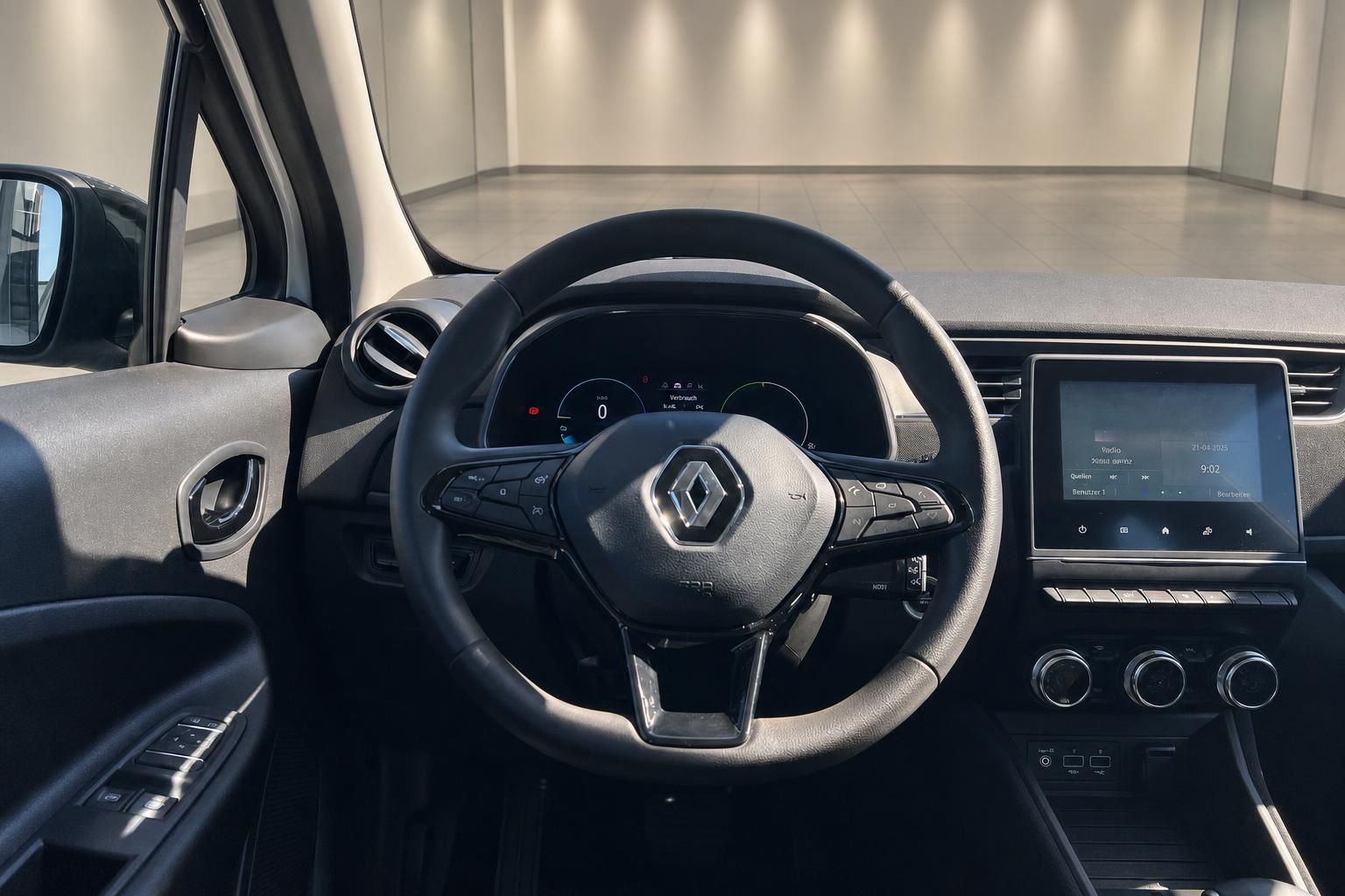Renault Innenraum Cockpit mit Lenkrad, Instrumententafel und Infotainment-Display