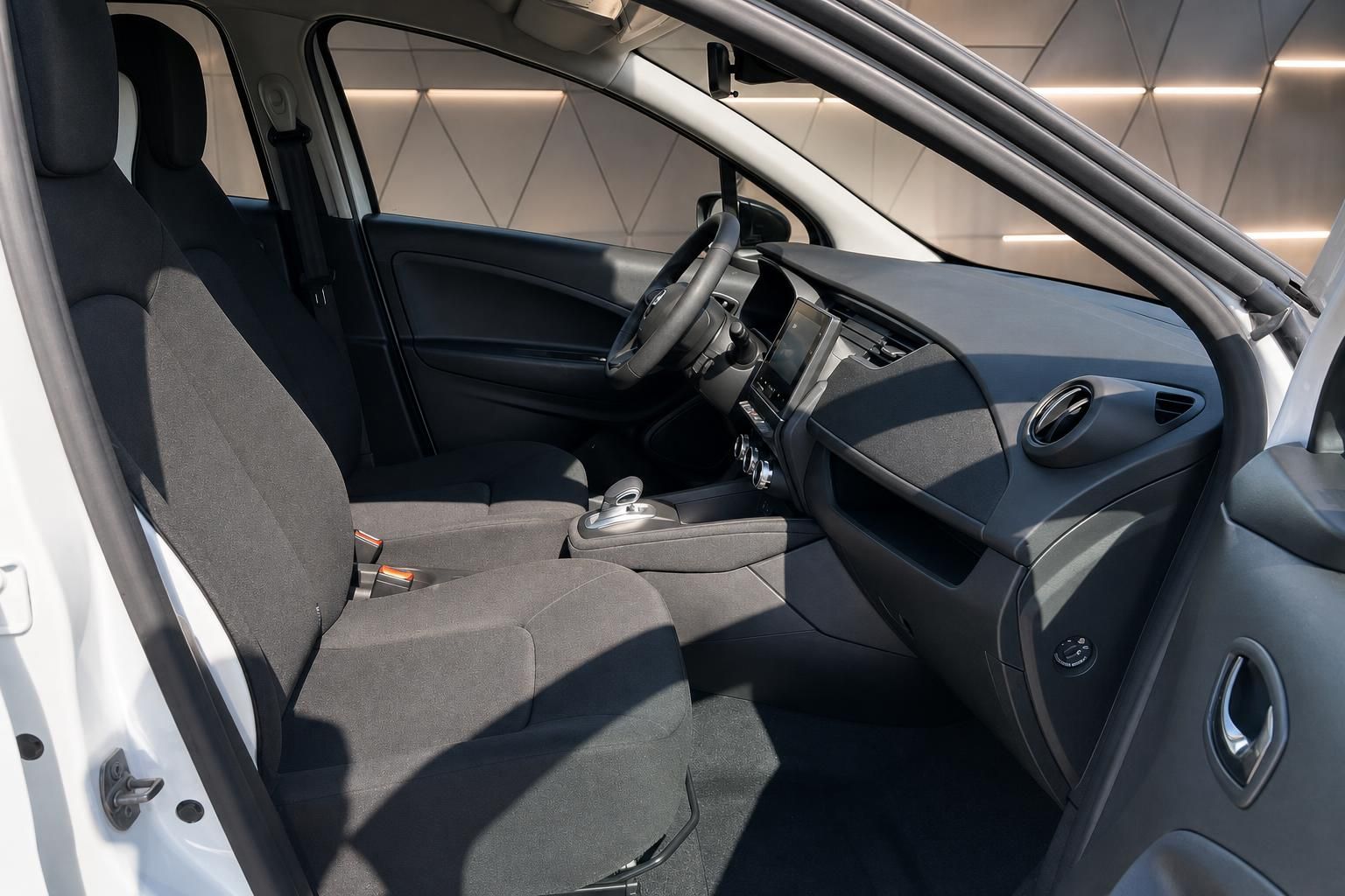 Renault Fahrzeug Innenraum Beifahrerbereich mit Sitzen und Armaturenbrett