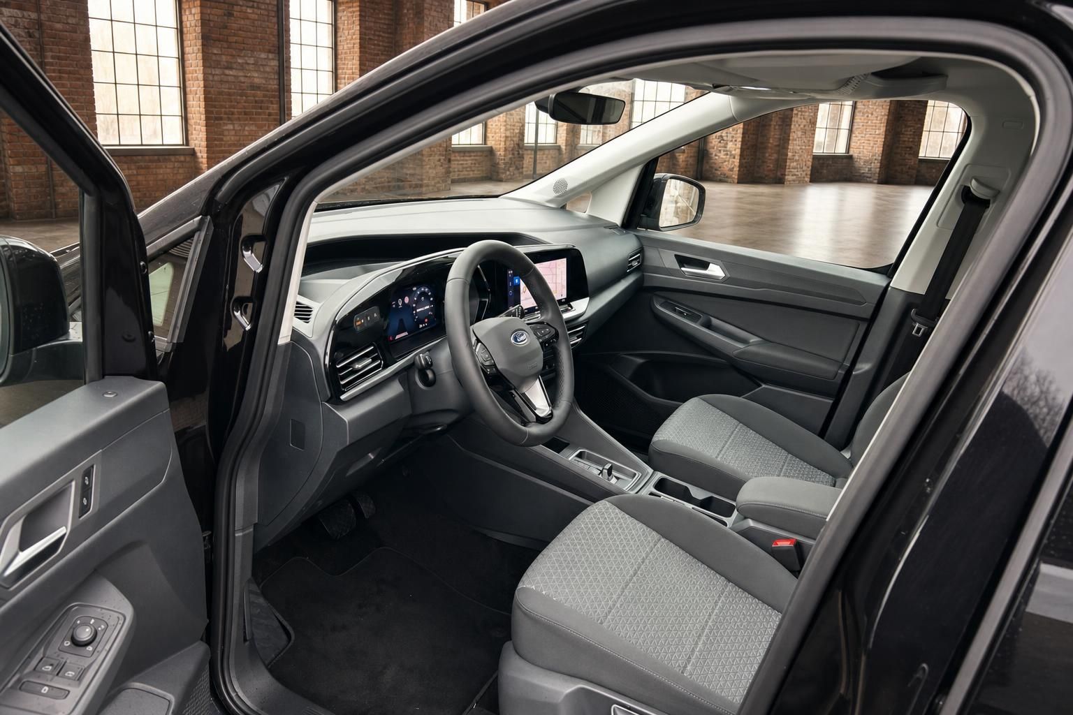 Ford Innenraum mit Cockpit, Lenkrad und Sitzen, offene Fahrertuer