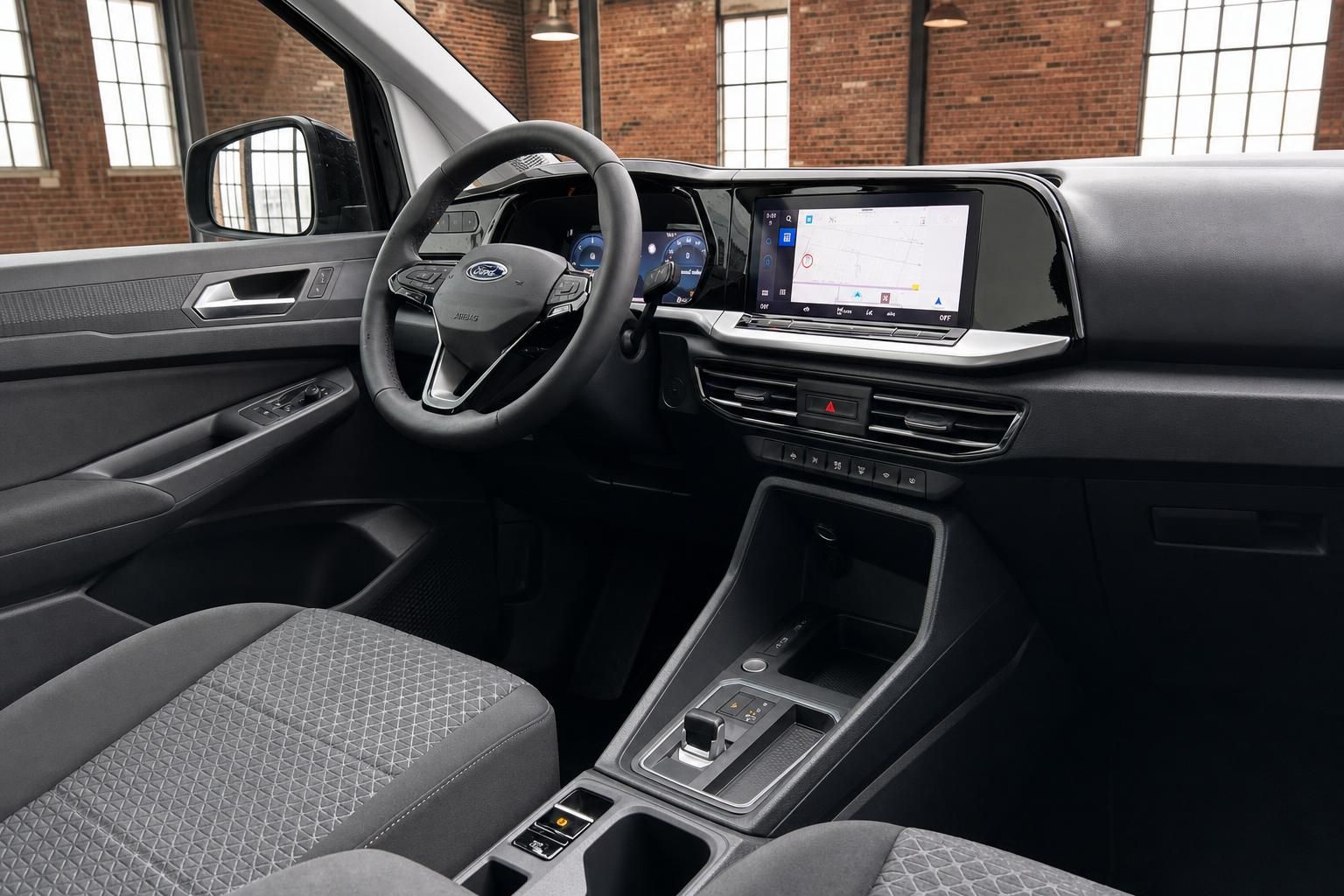 Ford Cockpit mit Touchscreen Navigation und Lenkrad im Detail