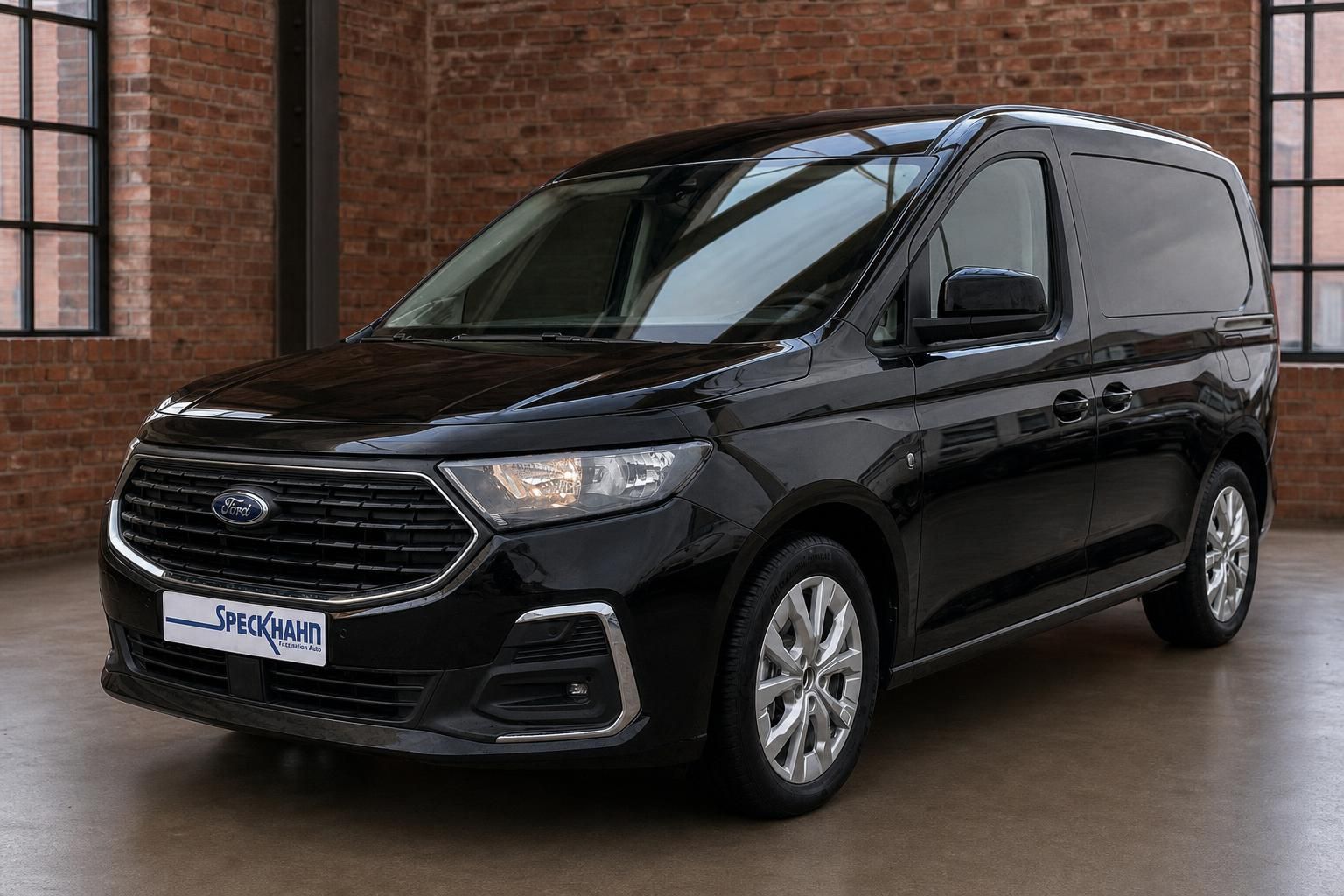 Ford Tourneo Connect schwarz Frontansicht in Loft-Halle