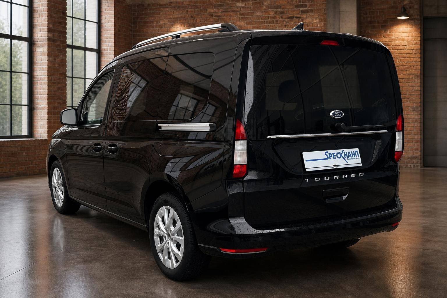 Ford Tourneo schwarz Heckansicht seitlich mit Kennzeichenhalter