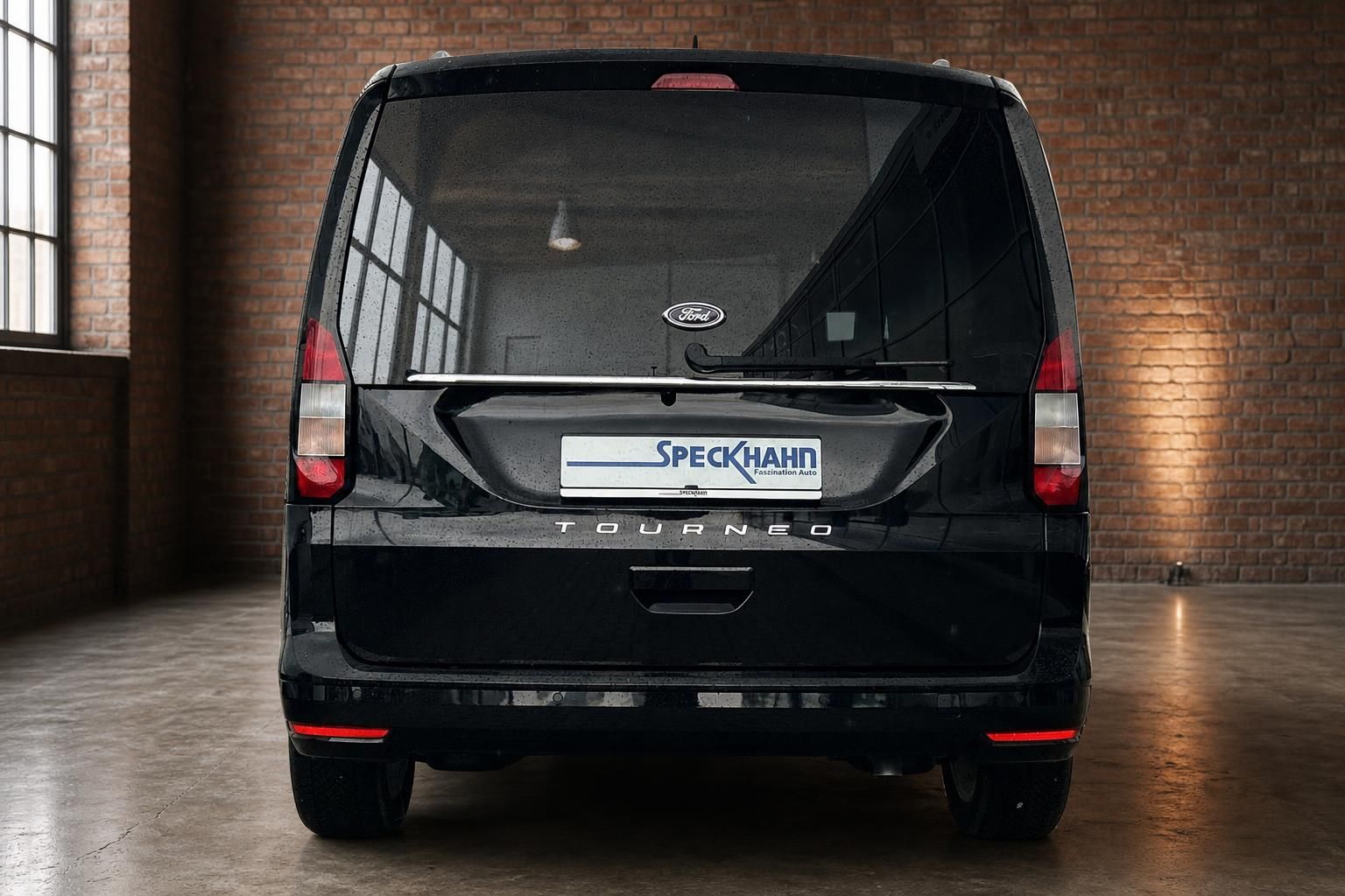 Ford Tourneo schwarz Heckansicht frontal mit Rueckleuchten