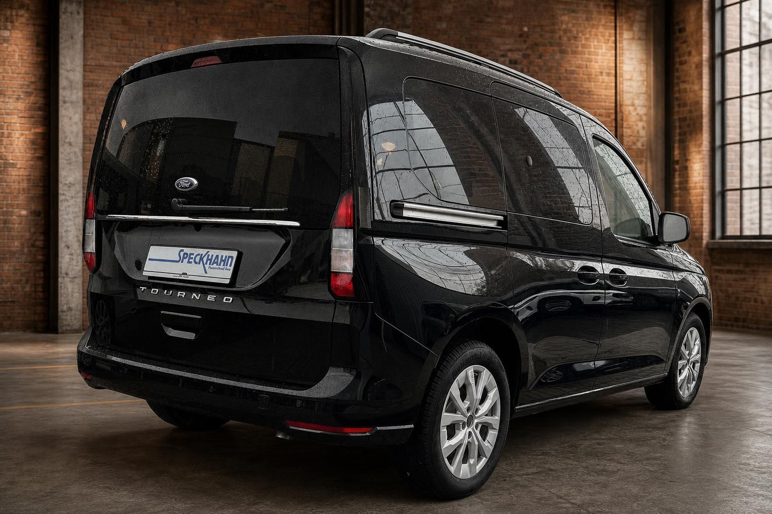 Ford Tourneo schwarz Heck seitlich in Industriehalle fotografiert