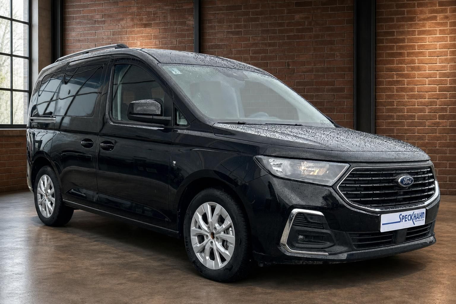 Ford Tourneo Connect schwarz Frontansicht bei Regen