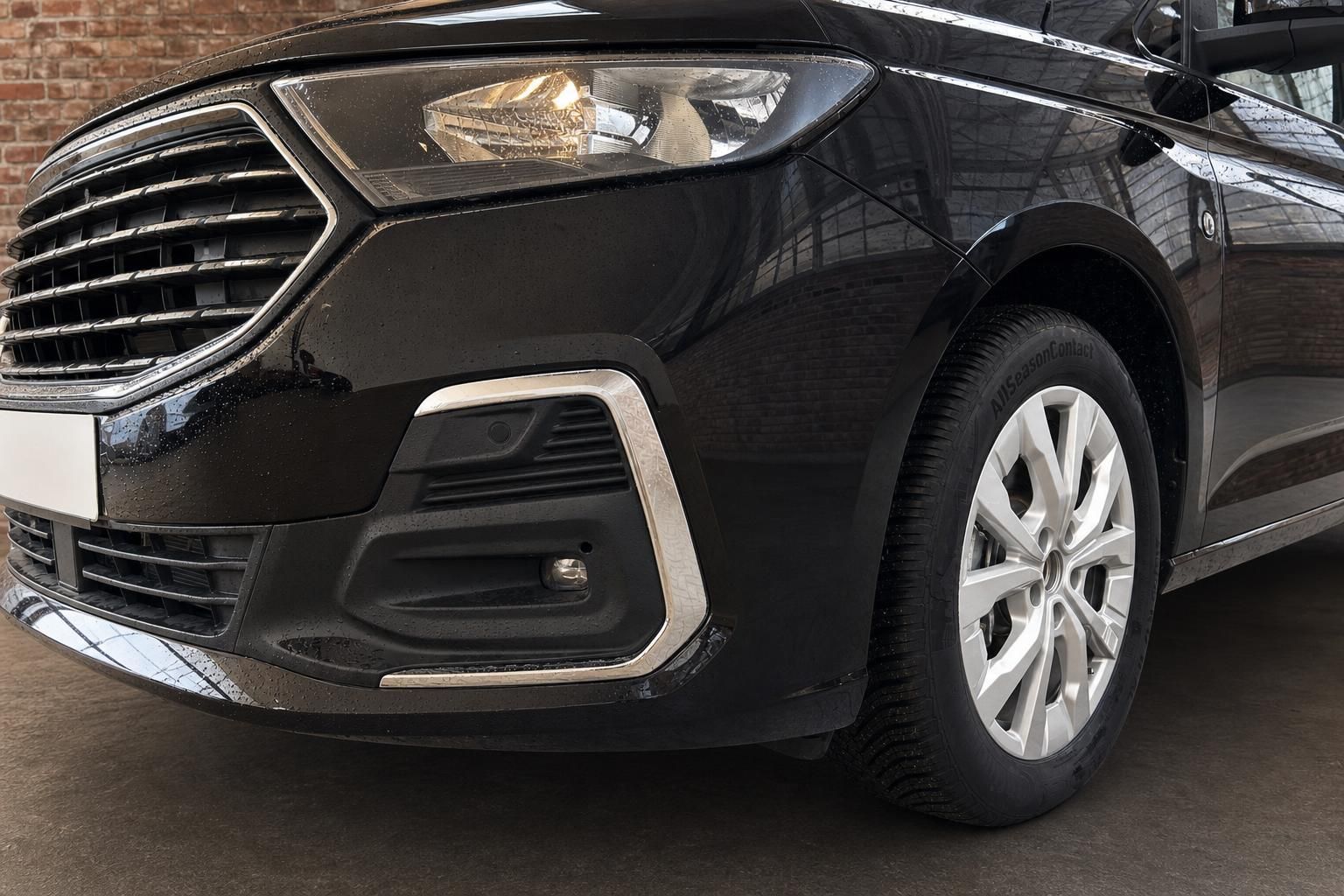 Ford Frontstossstange und Felge im Detail, schwarze Lackierung