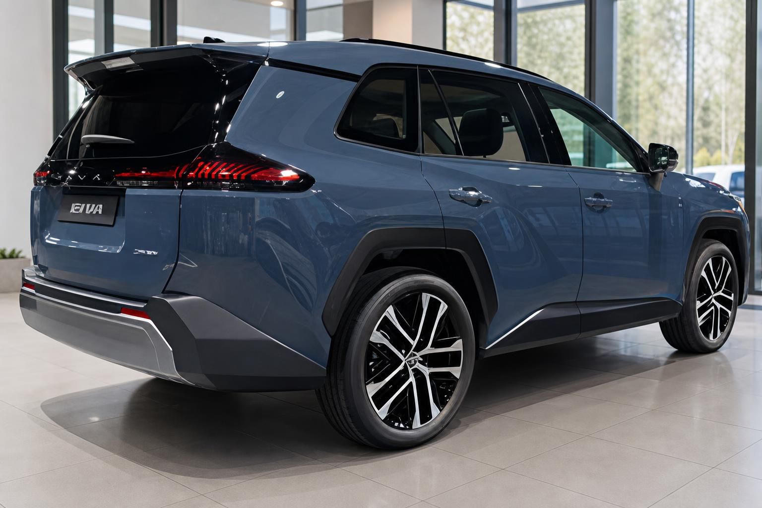 Toyota RAV4 SUV in Blaugrau schräg von hinten im Showroom – geöffnete Heckklappe und Leichtmetallfelgen