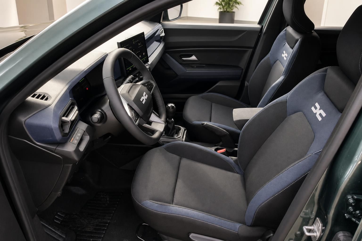 Dacia Innenraum Vordersitze in Blau-Schwarz mit Lenkrad und Cockpit