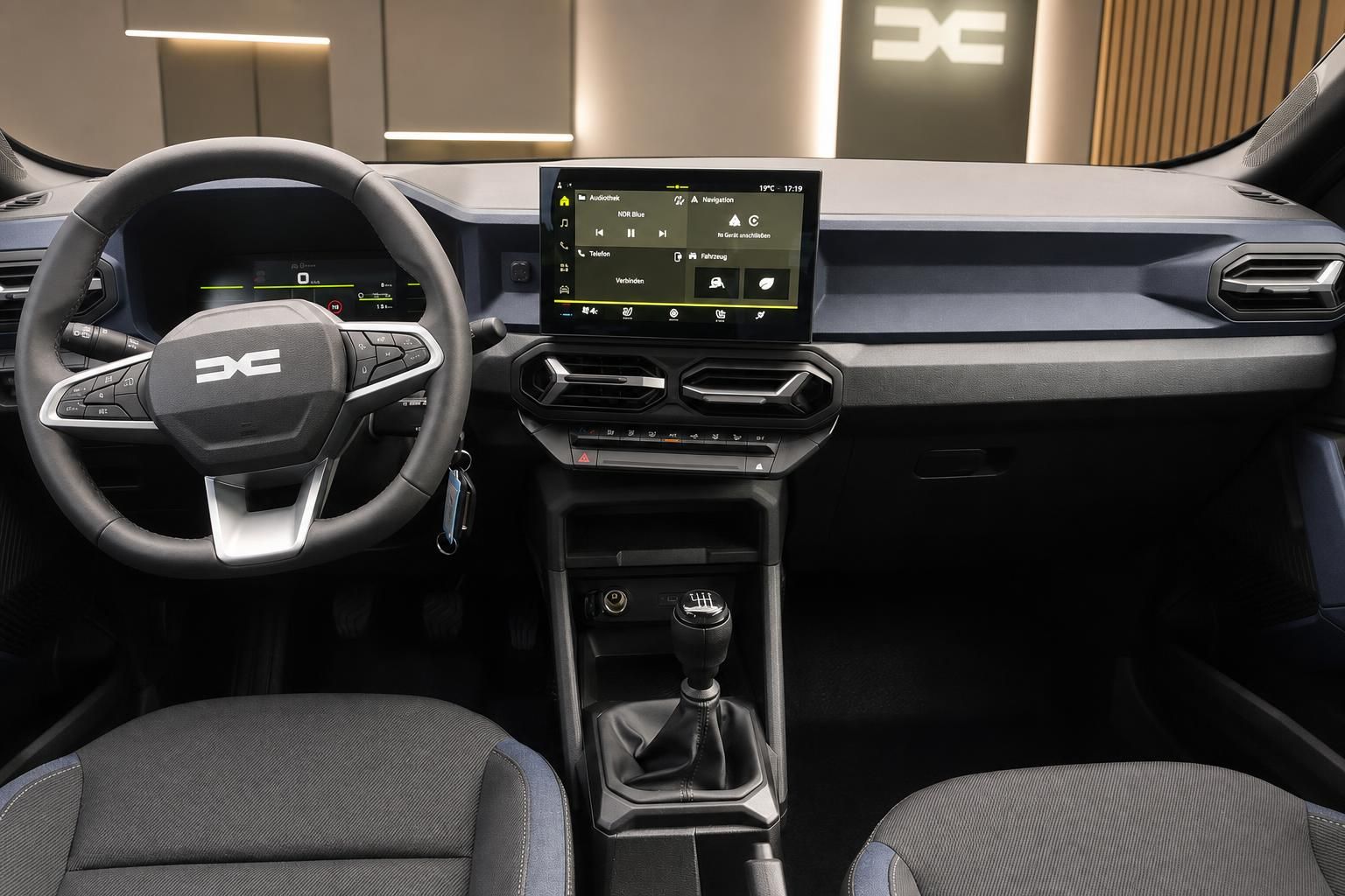Dacia Duster Cockpit mit Lenkrad und Infotainment-Display